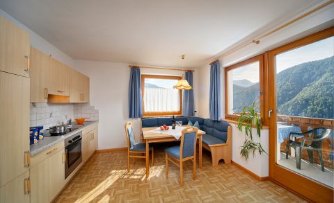Apartment Edelweiss - Wohnküche mit Balkon und Sitzecke
