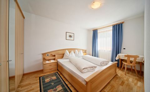Apartment Edelweiss großes Doppelbettzimmer mit Sitzecke