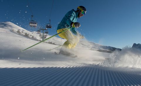 Skifahrer im Skigebiet Brixen auf der Plose in Südtirol